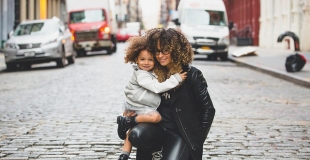 Famille monoparentale ou classique : les enfants se développent aussi bien