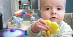 L'accueil en crèche : mauvais bilan selon le HCF