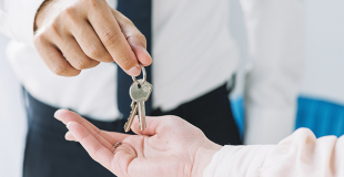 Trouver un logement via une assistante sociale ? 